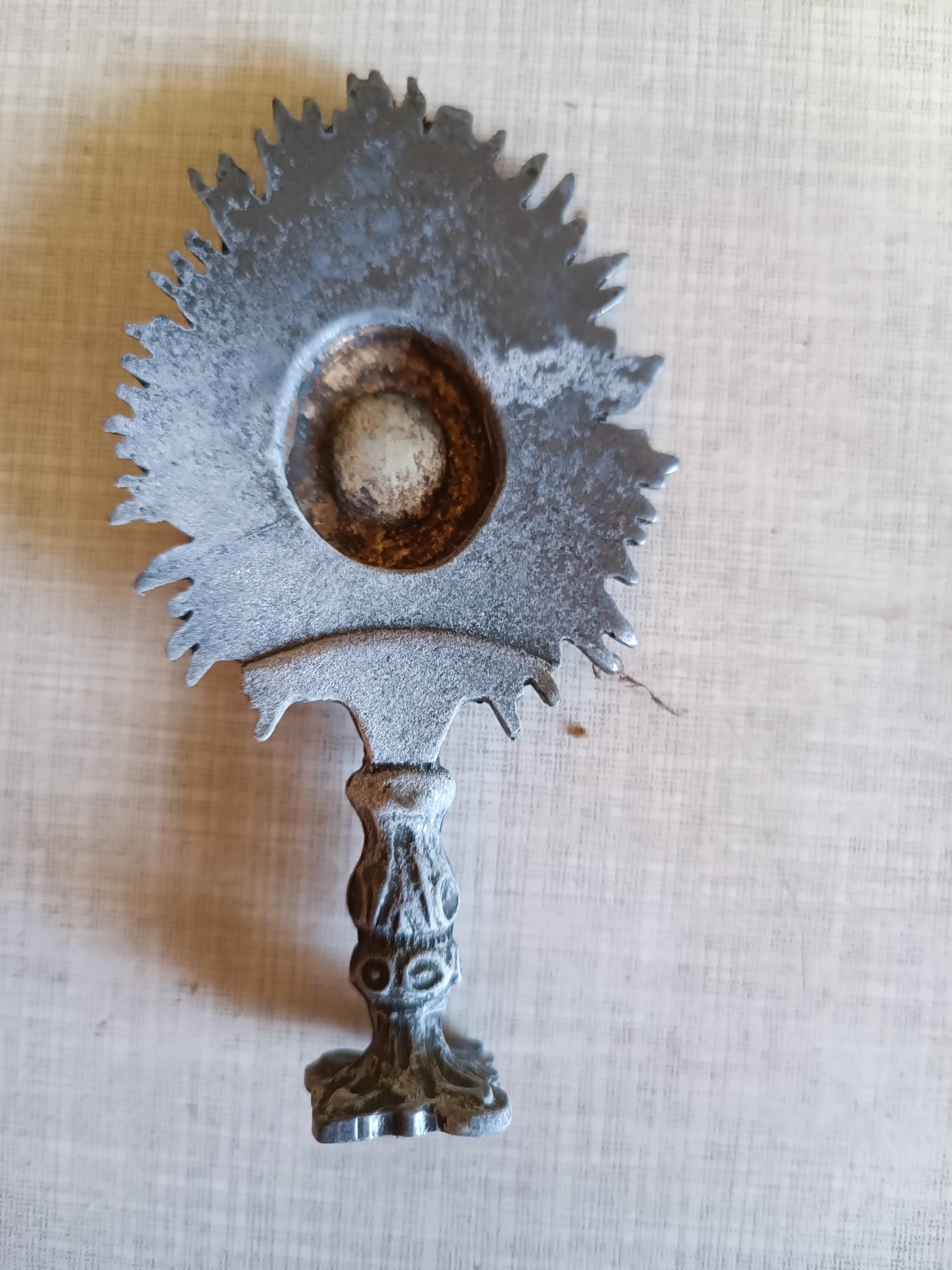 Sakrales Metallornament, Detail der Reliefarbeit