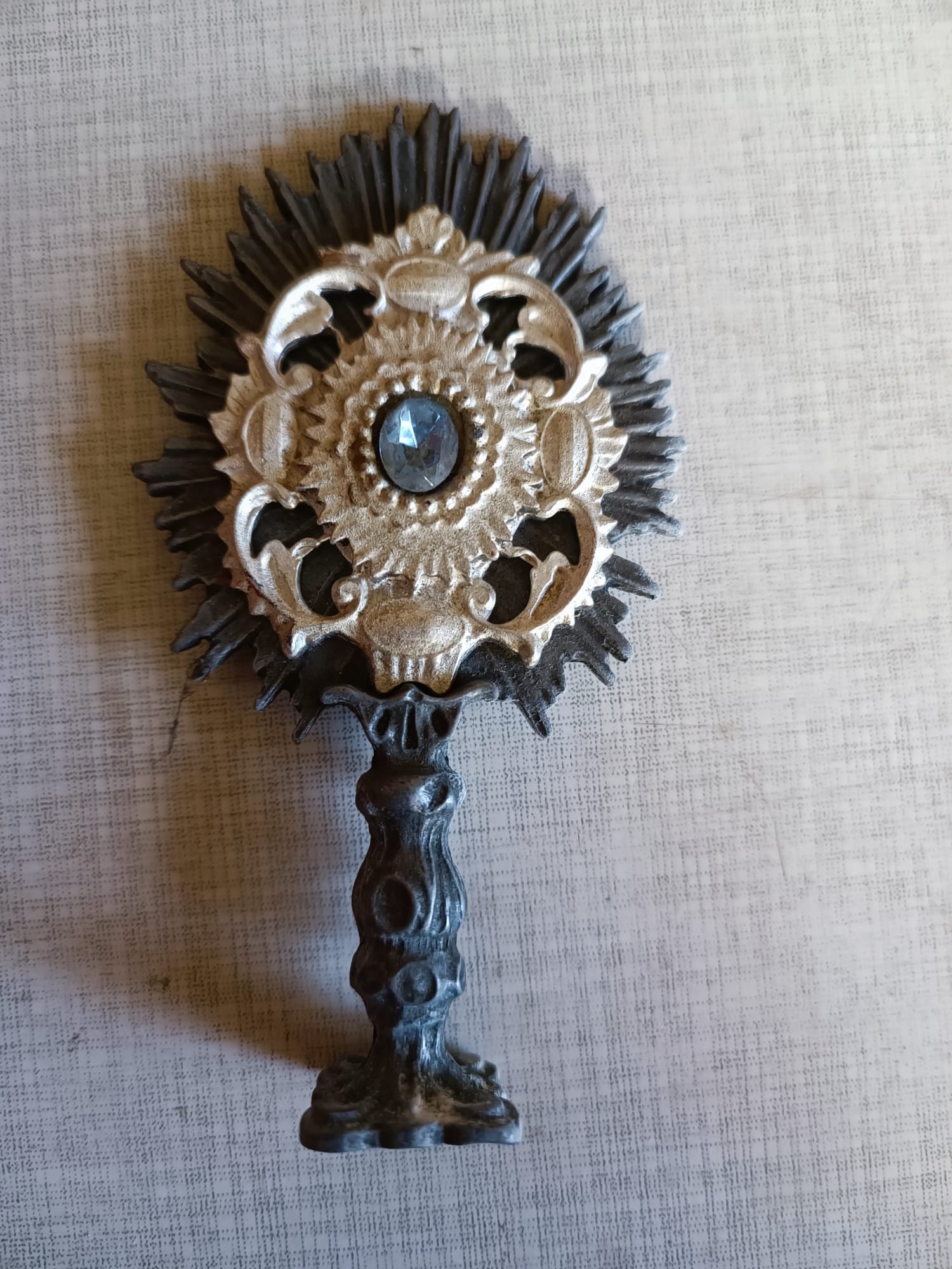 Sakrales Metallornament mit Glasstein – Österreich, Mitte 20. Jh.