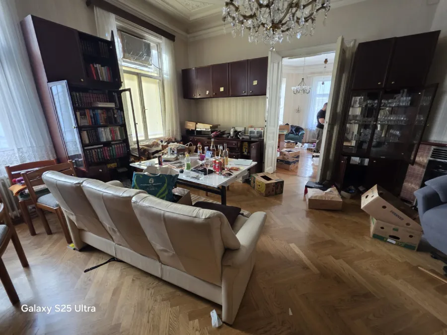 Wohnzimmer der Verlassenschaft in 1060 Wien vor der Räumung