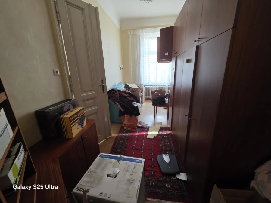 Großer Wohnbereich der Verlassenschaft in 1060 Wien vor der Räumung