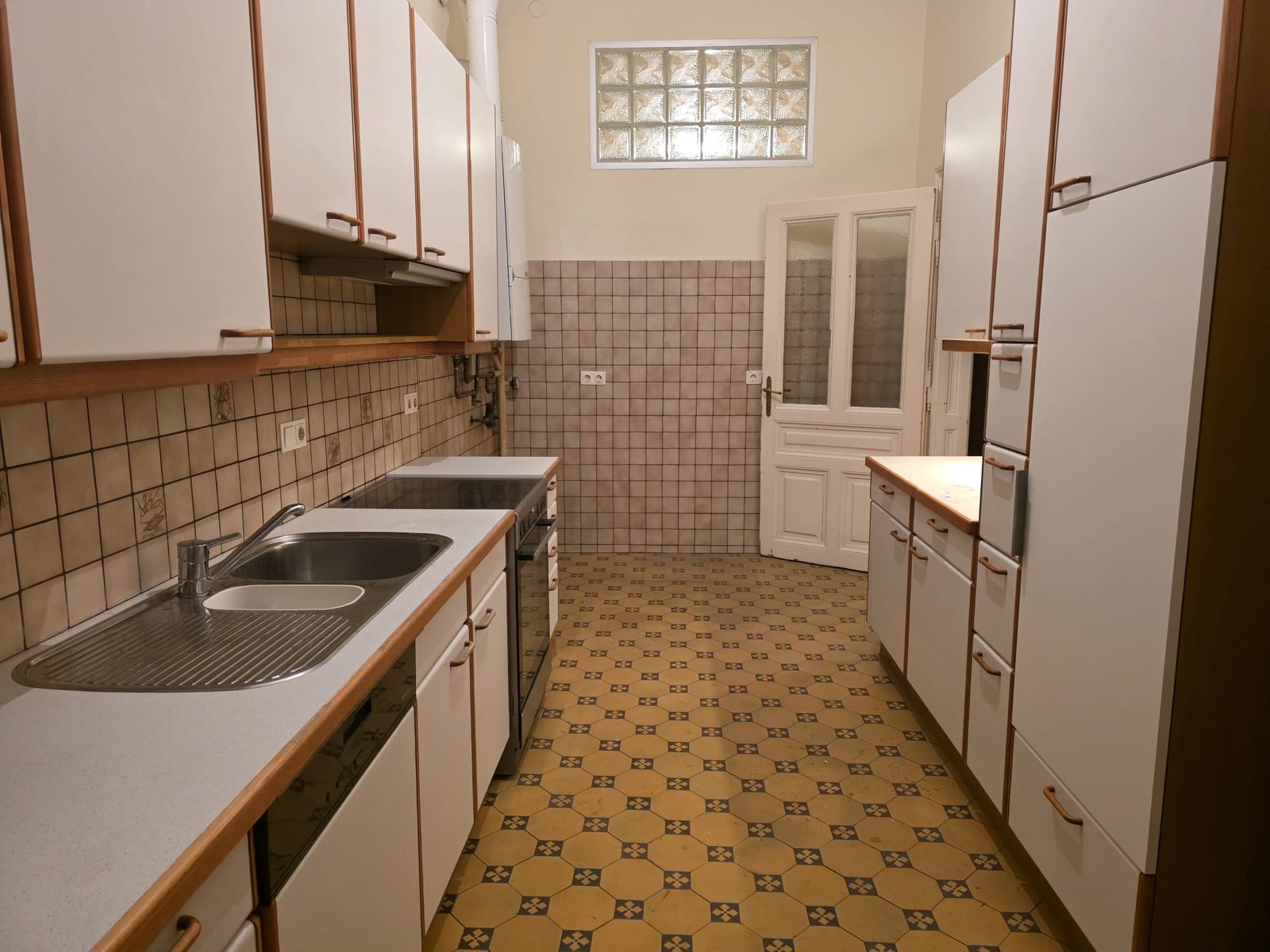 Küche im 9. Bezirk nach der Entrümpelung – freier Durchgang bis zur Tür