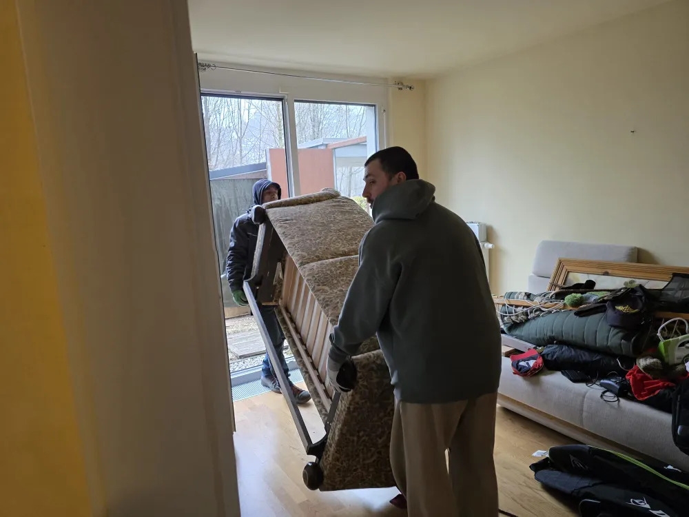 Vorher: Entrümpelung in 1230 Wien – Raum mit Möbeln beim Abtransport