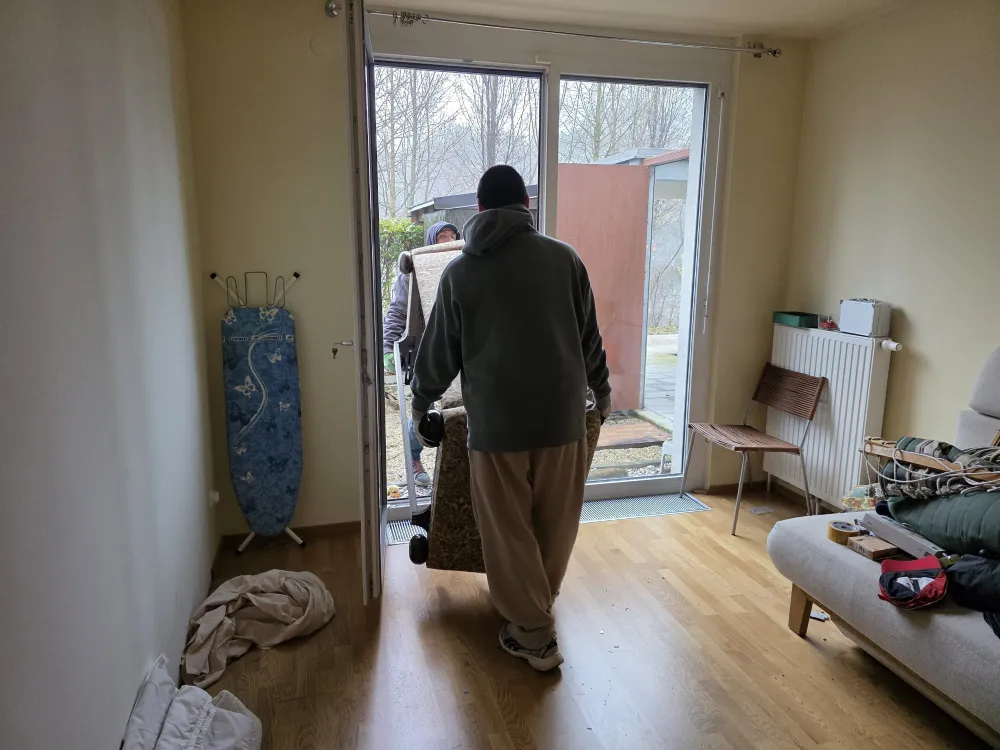 Vorher: Entrümpelung in Liesing – Möbel werden aus dem Raum getragen