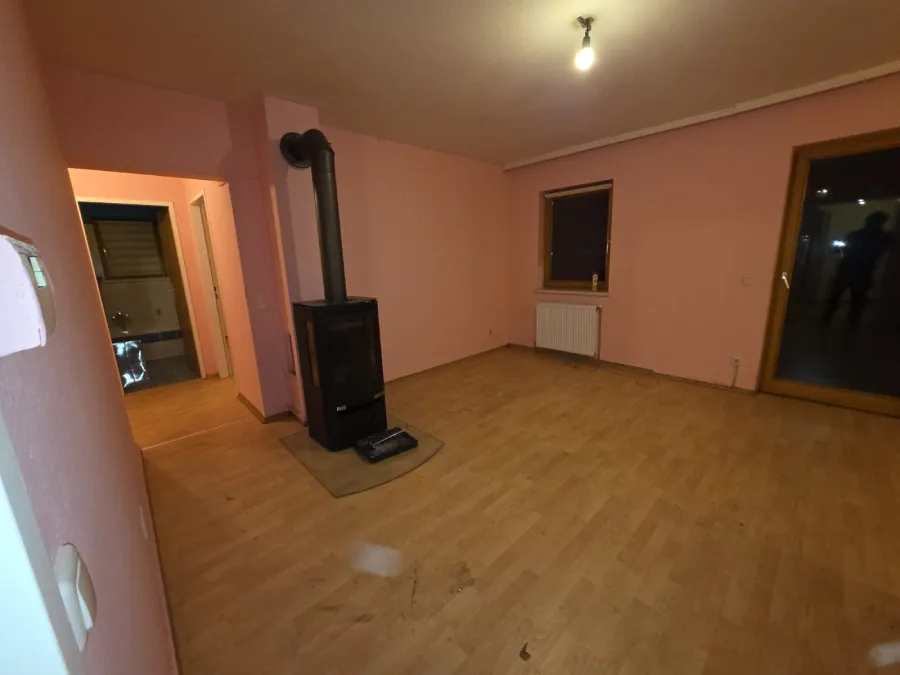 Zimmer in Achau nach der Räumung mit freier Fläche und Trainingsgerät