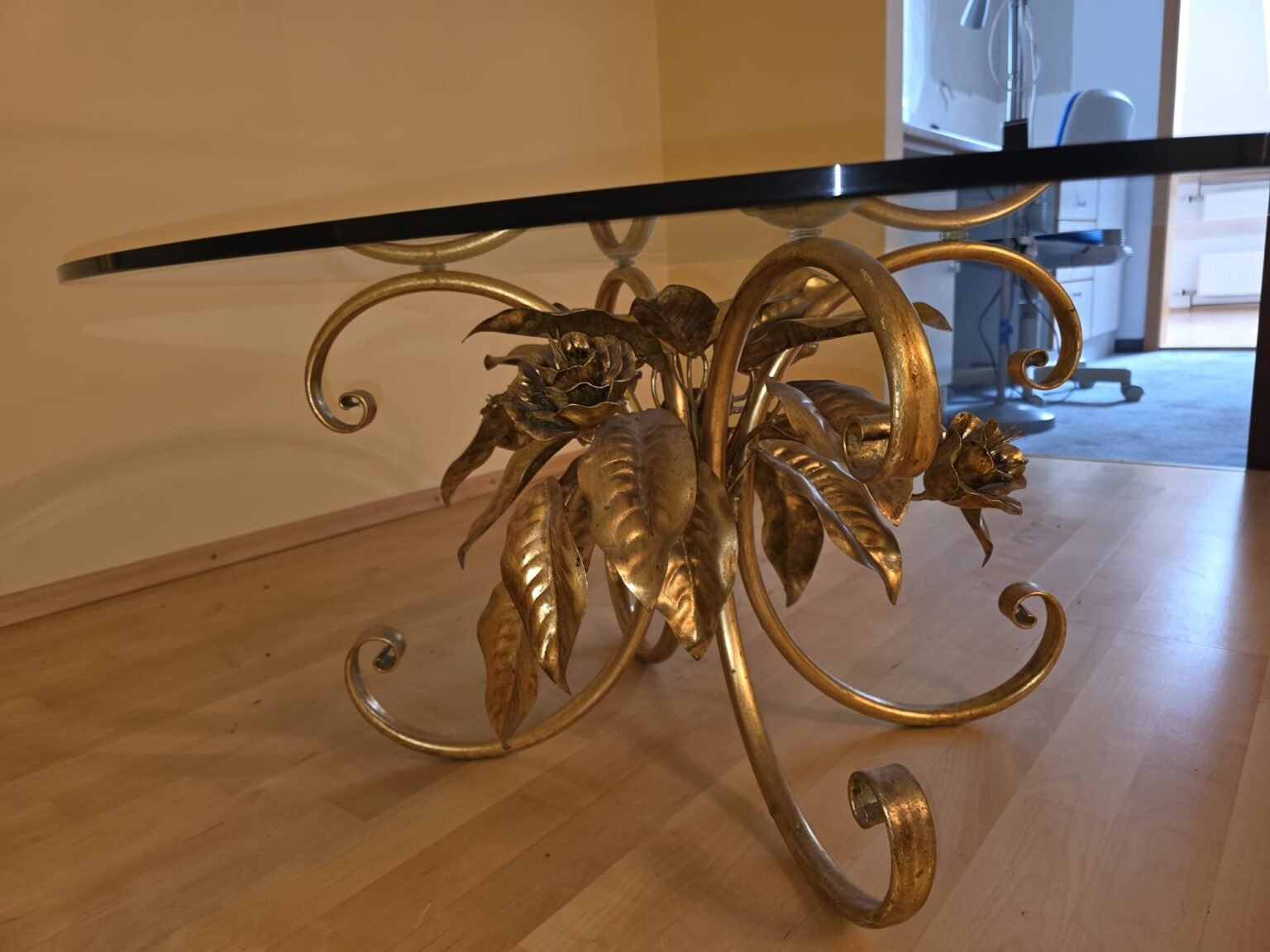 Vintage Glastisch mit floralem Sockel