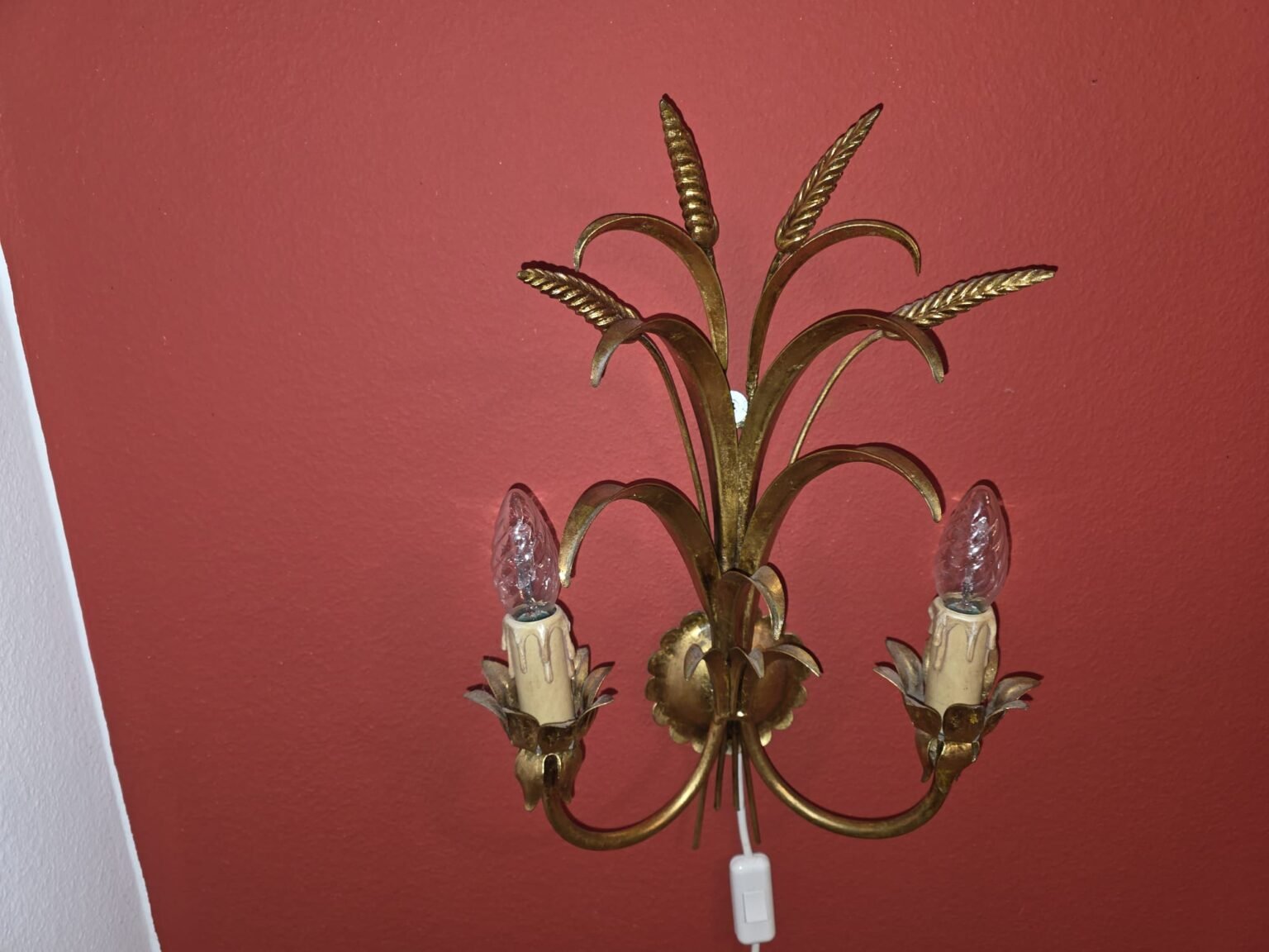 Wandleuchte „Ährenbund“, vergoldetes Tole – 2-flammig, Vintage