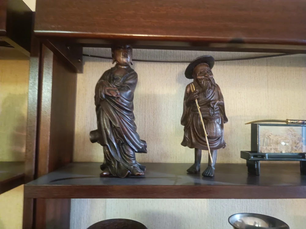 Asiatische Holzfiguren Ankauf Wien: handgeschnitztes Figurenpaar, weiser Gelehrter, 20. Jh.