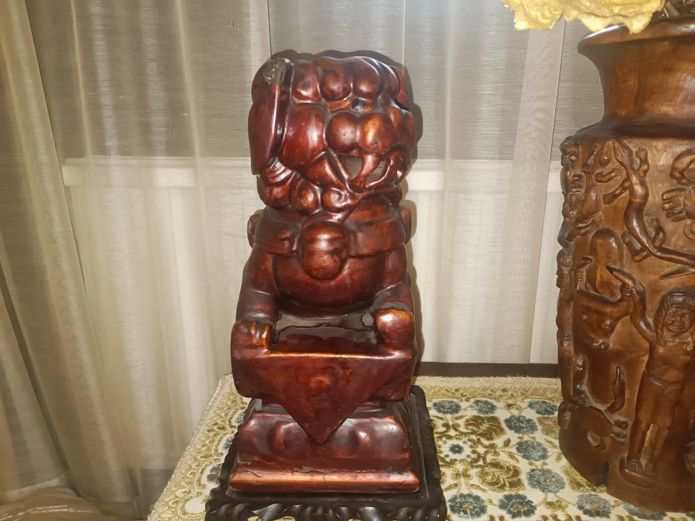 Asiatische Wächterfiguren Ankauf Wien: Wächterfigur aus massivem Holz mit rotbrauner Lackierung, 20. Jh.