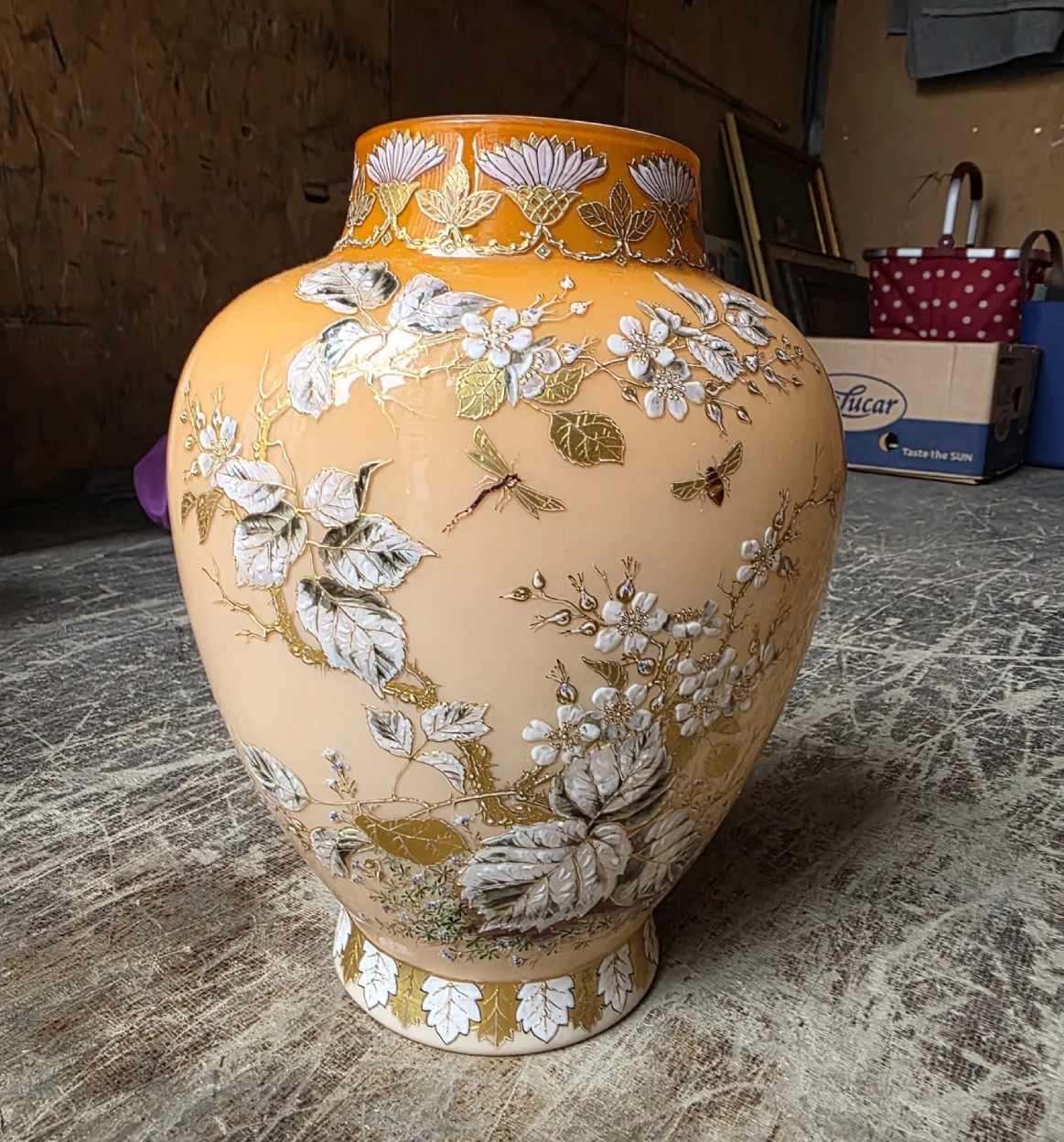 Keramikvasen Ankauf Wien: große Keramikvase mit floralen Reliefs und Goldapplikationen, um 1900–1920.