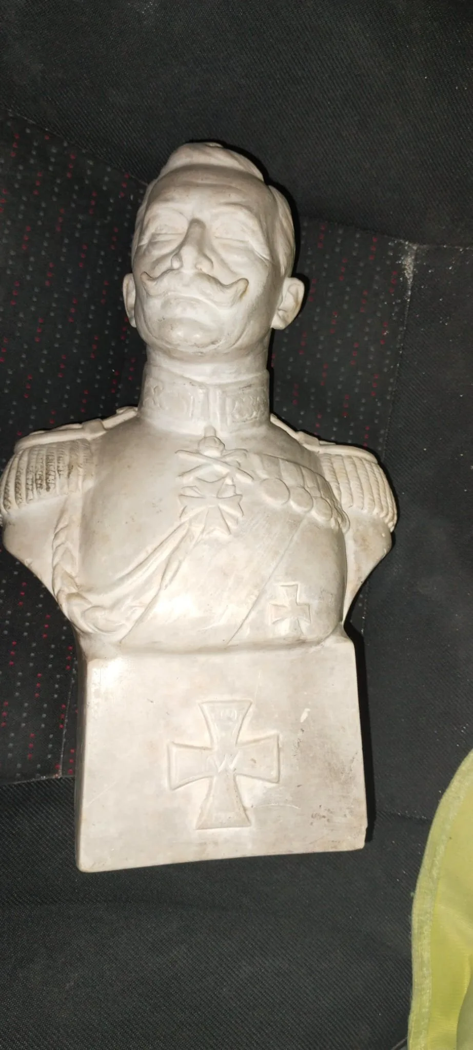 Marmorbüsten Ankauf Wien: historische Marmorbüste eines Offiziers mit Uniform und Auszeichnung.