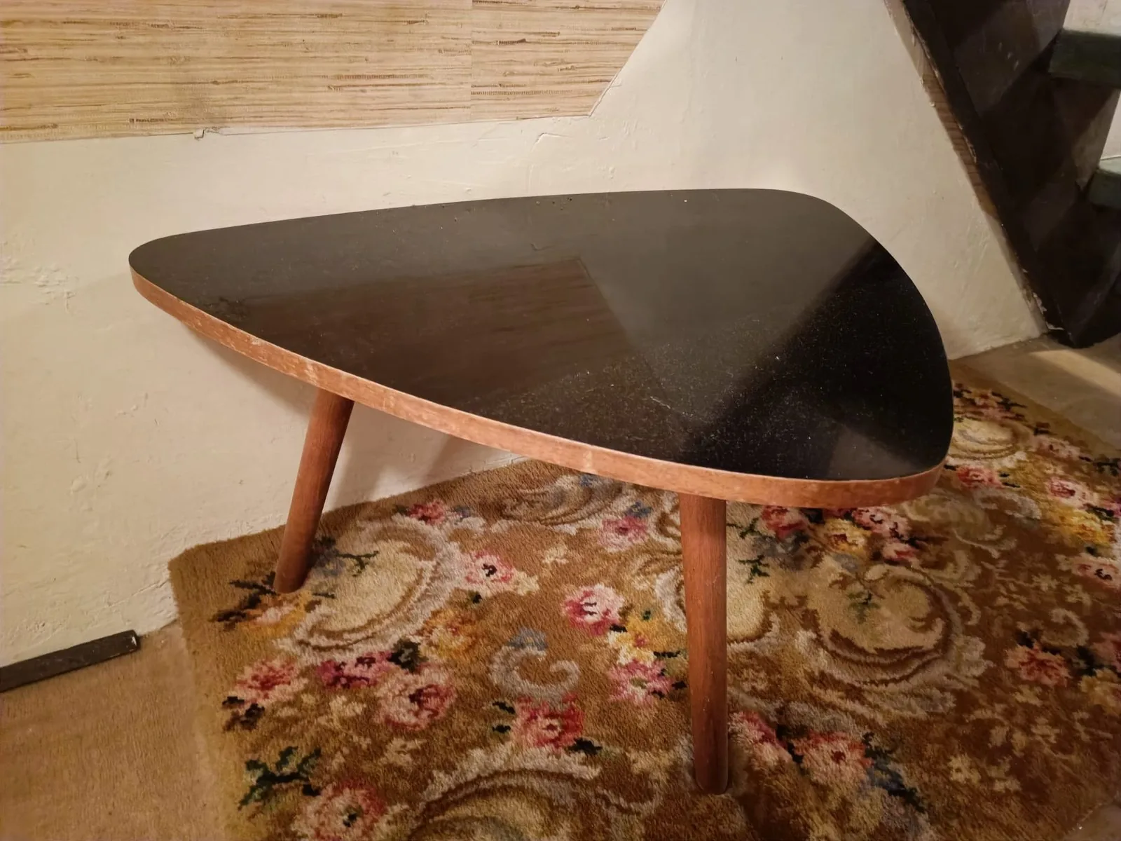 Antiquitäten Ankauf Wien: Beispielobjekte aus unserem Katalog, u. a. Mid-Century-Möbel wie dieser Nierentisch.