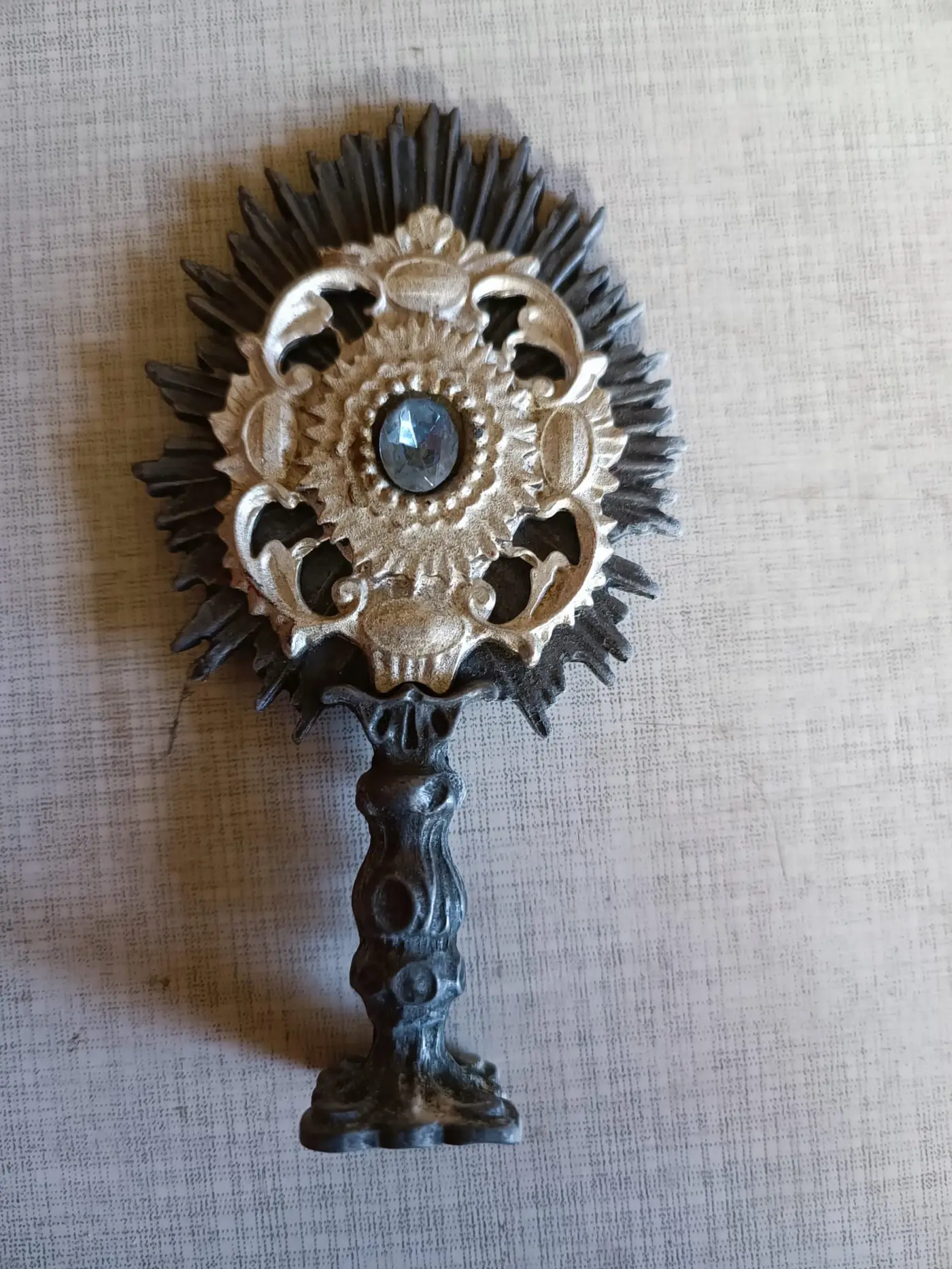 Sakrale Antiquitäten Ankauf Wien: Metallornament mit Glasstein aus Österreich, Mitte 20. Jahrhundert.