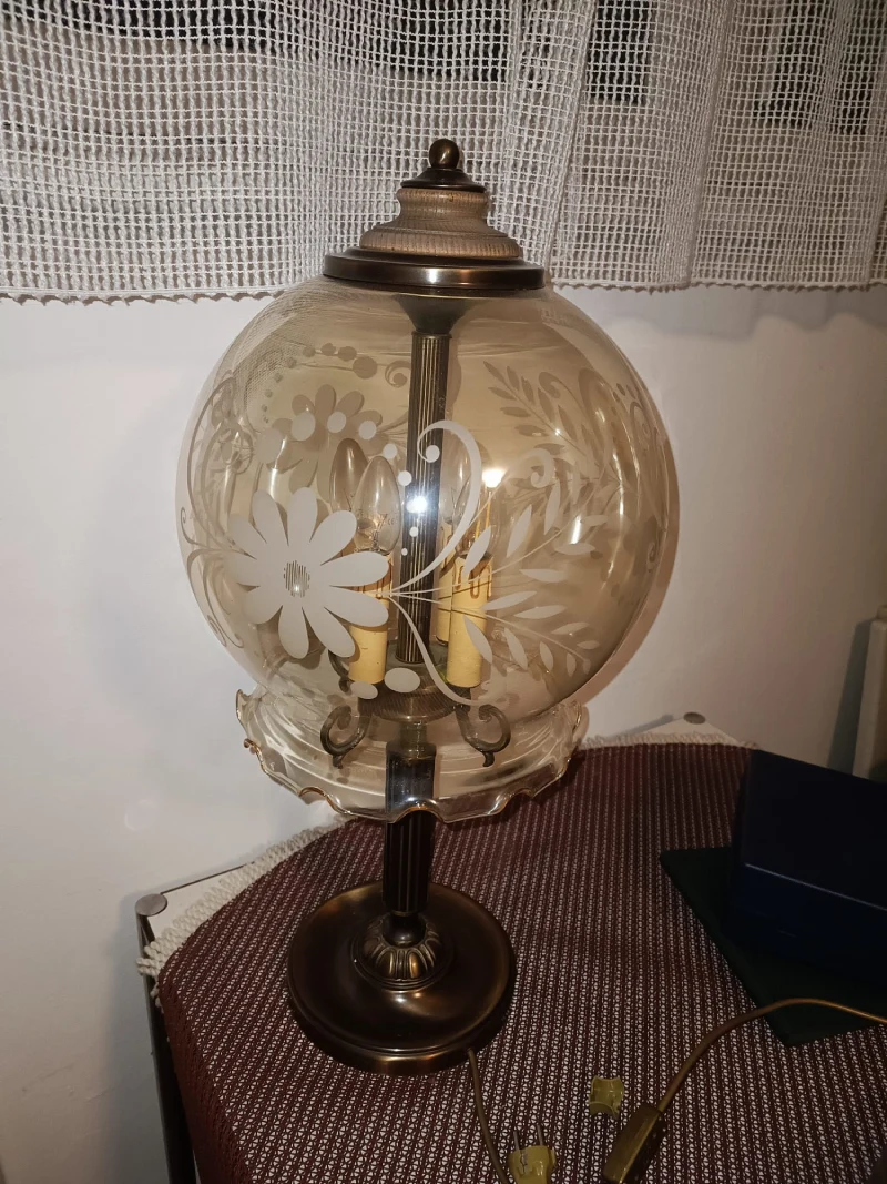 Vintage Lampen Ankauf Wien: Tischlampe mit satinierter Glaskugel und Messingfuß, ca. 1970er.