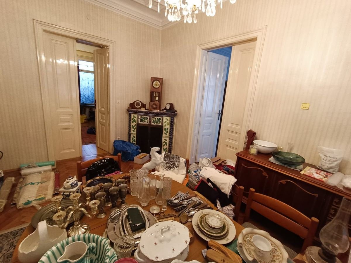 Altwarenankauf Krems an der Donau: Zimmer mit Silberbesteck, Kristallglas und Porzellan vor dem Ankauf