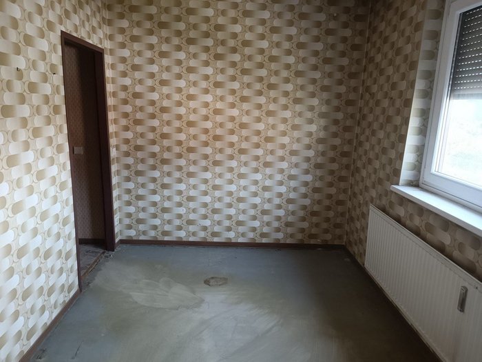 Verlassenschaft Räumung Tulln an der Donau und Umgebung – leerer Raum mit Altbau-Tapete nach der Räumung