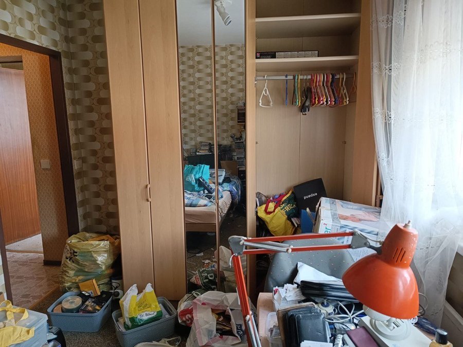 Verlassenschaft Räumung Tulln an der Donau – vollgestelltes Zimmer mit Kleiderschrank und Kartons vor der Räumung