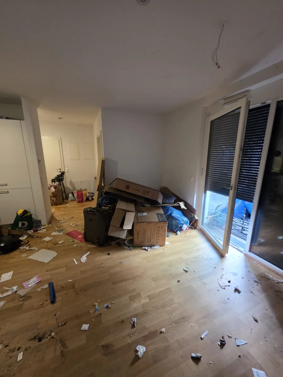 Notfall-Entrümpelung St. Pölten: Wohnraum mit Kartons, Säcken, Koffer und verstreuten Gegenständen vor der Räumung
